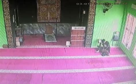 Pria Di Parepare Terekam Cctv Bobol Kotak Amal Masjid Modus Pura Pura