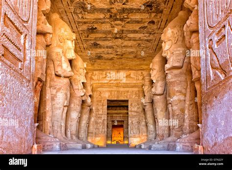 La Entrada Al Gran Templo De Rams S Ii En Abu Simbel Egipto