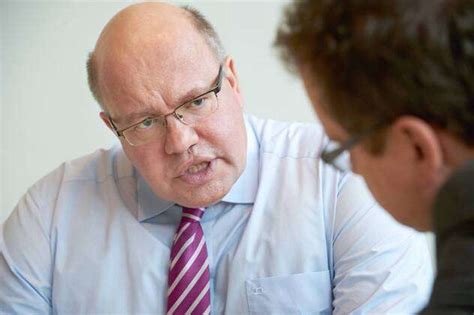 Bundesumweltminister Peter Altmaier CDU Vor Einer Photovoltaikanlage