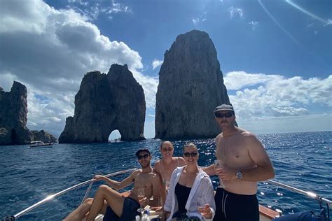 Capri Tagestour Mit Dem Gemeinsamen Boot Ab Sorrent Zur Verf Gung