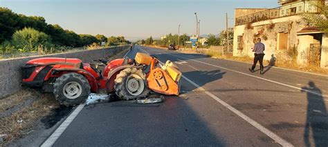 Locri Incidente Sulla SS 106 Al Bivio Moschetta Si Scontrano Unauto