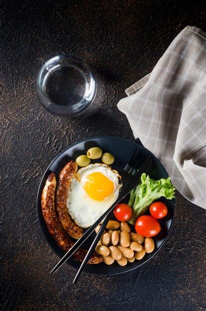 Desayuno inglés completo tradicional con huevos fritos salchichas