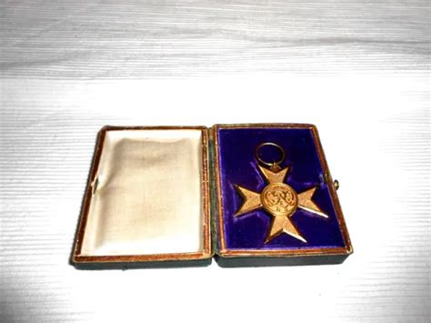 VINTAGE PREUSSEN VERDIENSTKREUZ in Gold mit grünem Original Etui EUR