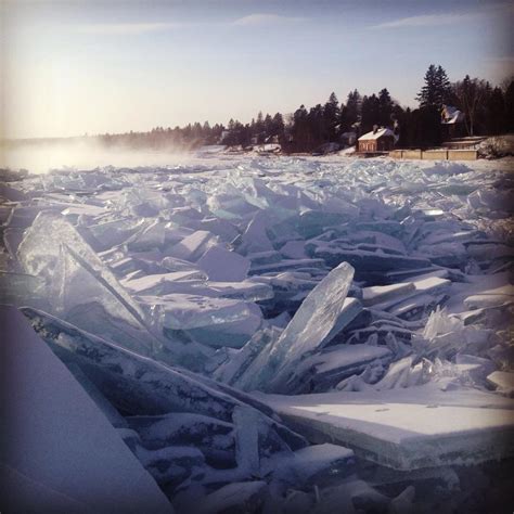 30 Stunning Photos Of Frozen Lakes, Oceans And Waterfalls.