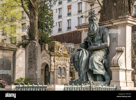 Gräber auf dem Pariser Friedhof Cimetiere de Montmartre Paris