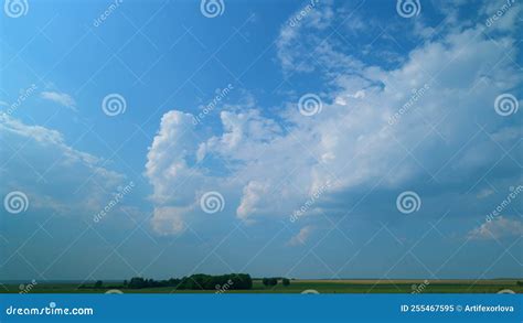 Las Nubes Se Mueven En El Cielo Azul Nubes Corriendo Contra El Cielo