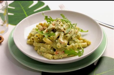 Sedani Rigati Con Pesto Di Rucola Philadelphia E Salmone Affumicato