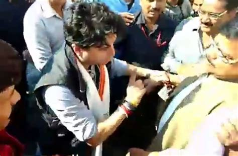 Pradhuman Singh Tomar Again Touched Jyotiraditya Scindia Feet कमलनाथ