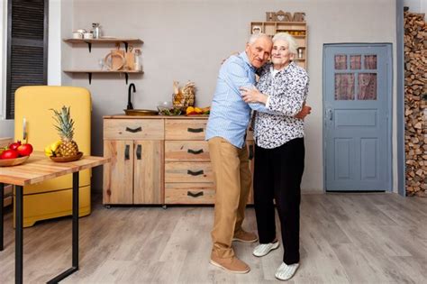 Retrato De Una Pareja De Ancianos Abraz Ndose Foto Gratis