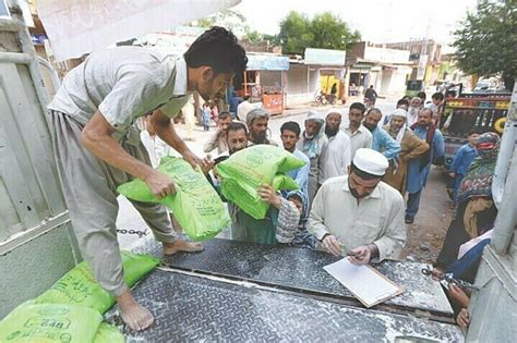 مظفرگڑھ مفت آٹا پوائنٹ پر بھگدڑ مچنے سے بزرگ خاتون جاں بحق Pakistan