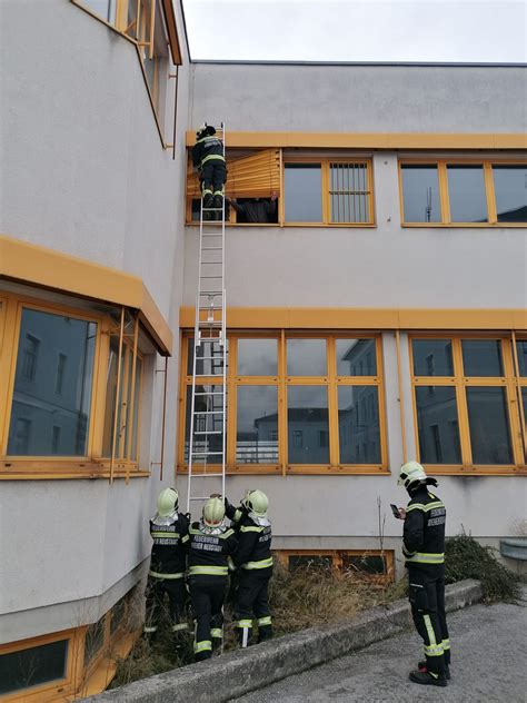 Von Wassereintritt Bis Wohnungsbrand Feuerwehr Wiener Neustadt Schwer