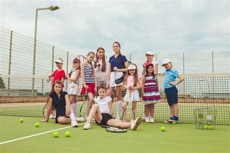 Retrato Del Grupo De Niñas Y Niños Como Jugadores De Tenis Con Raquetas