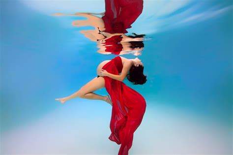 These Underwater Maternity Photos Turn Moms To Be Into Mermaids Picture Stunning Underwater