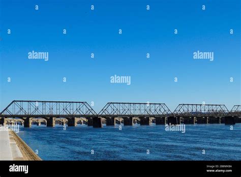 Walnut Street Bridge Stock Photo Alamy