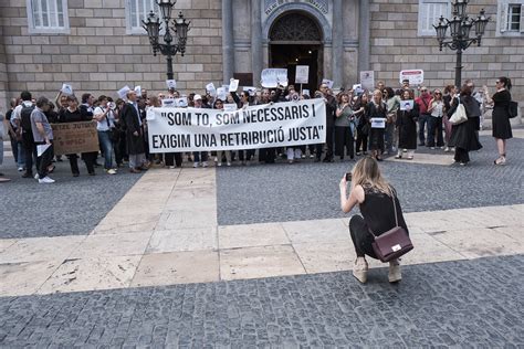 Abogados Del Turno De Justicia Gratuita Se Manifiestan En Barcelona