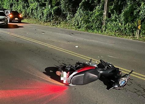 Acidente Envolvendo Dois Carros E Uma Moto Deixa Mulher Gravemente