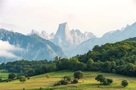 Naranjo De Bulnes Bekannt Als Picu Urriellu In Asturias Spain