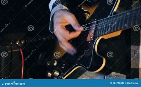 Hombre Tocando La Guitarra Eléctrica En El Concierto Close Up Vista De