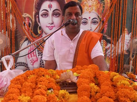 Crowd Of Devotees Gathered In Shiva Temple To Listen To The Story