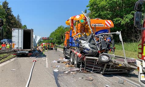 Lkw Fahrer Bei Unfall Auf A8 Schwer Verletzt Autobahn Stundenlang