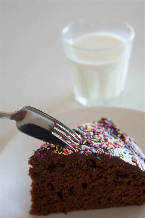 Egg-free chocolate cake with easy fudge icing – no eggs cake recipe ...