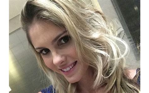 Bárbara Evans faz selfie decote generoso Quem QUEM News