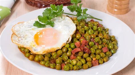 Guisantes Con Jamón Serrano Y Huevo Frito Receta Fácil Y Rápida Para