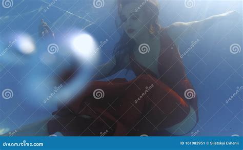 Brunette Frau In Rotem Kleid Schwimmen Unter Wasser K Stock Video Video Von Tiefe Kleid