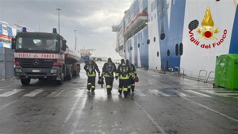 Brucia Ancora Nave Gnv Rinforzi Da Tutta La Sicilia Notizie Ansa It