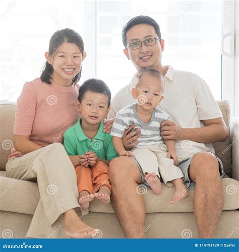 Glückliche Asiatische Familie Stockbild Bild von kind junge 114191429