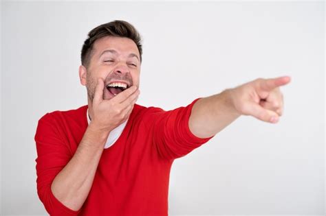 Homem Tirando Sarro De Algo Rindo E Apontando Foto Premium