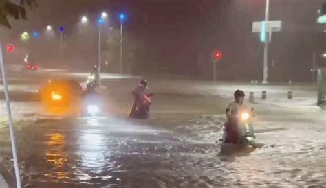 海葵颱風高雄輕軌停駛周邊淹50cm 馬路變「小河」汽機車強行通過 中天新聞網