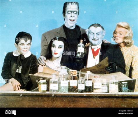 Les Munsters Butch Patrick Yvonne De Carlo Fred Gwynne Al Lewis