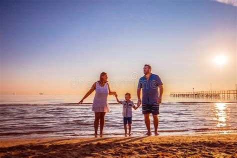 Familia Feliz Que Recorre En La Playa Imagen De Archivo Imagen De