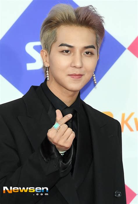 포토엔hd 위너 송민호 ‘얼굴 살이 확 빠졌네~가요대전 손에 잡히는 뉴스 눈에 보이는 뉴스 뉴스엔