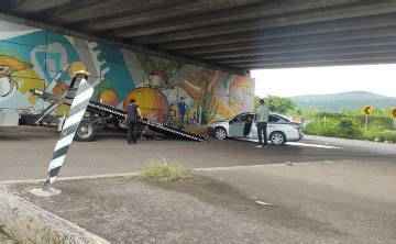 Dos J Venes Salen Ilesos En Aparatosa Volcadura En Culiac N