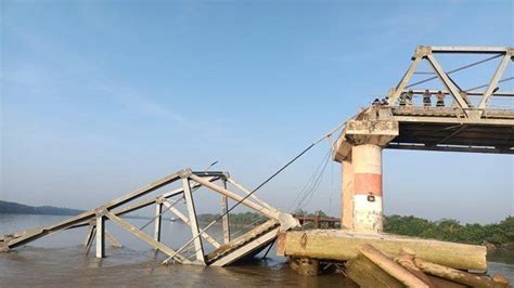 Penampakan Jembatan Lalan Yang Roboh Usai Dihantam Tongkang Batubara 1