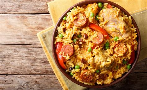 7 receitas de paella caipira para uma refeição colorida e saborosa