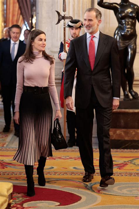 Letizia d Espagne en pull rose poudré col roulé et jupe midi plissée Reiss