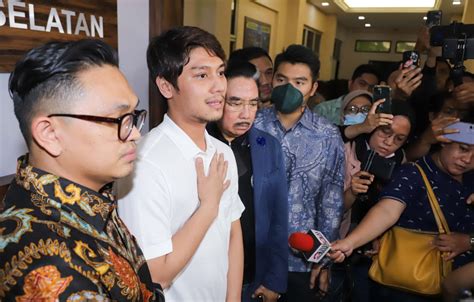 Foto Momen Tersangka Kdrt Rizky Billar Bebas Usai Ditahan Dua Hari