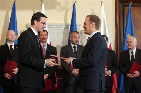 PiS kładzie wszystkie karty na stół Debata Morawieckiego z Tuskiem