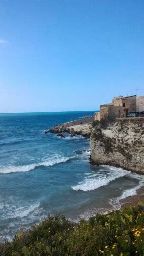 Crolla Uno Dei Faraglioni A Terrasini Le Foto Giornale Di Sicilia