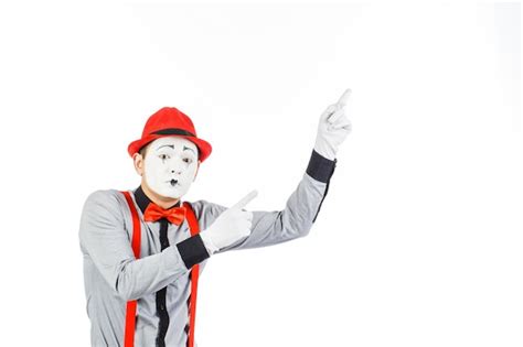 Retrato De Un Hombre Artista Payaso Mime Muestra Algo Aislado Sobre