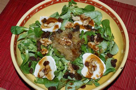 Ensalada De Can Nigos Con Cebolla Caramelizada Y Queso De Cabra