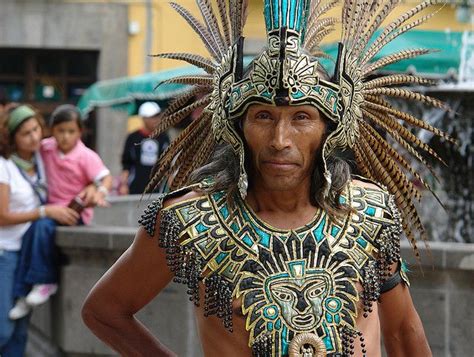 Aztec Dancer In Tlaxcala Ombligo De La Luna Cultura Azteca Traje