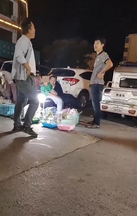 2人夜市争执 持刀猛砍对方脑袋 路人奔逃 官方通报