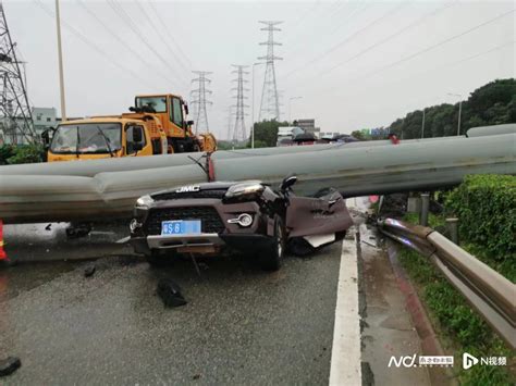 东莞一吊车吊臂砸向小车，2人被困！事发时雷雨预警 腾讯新闻