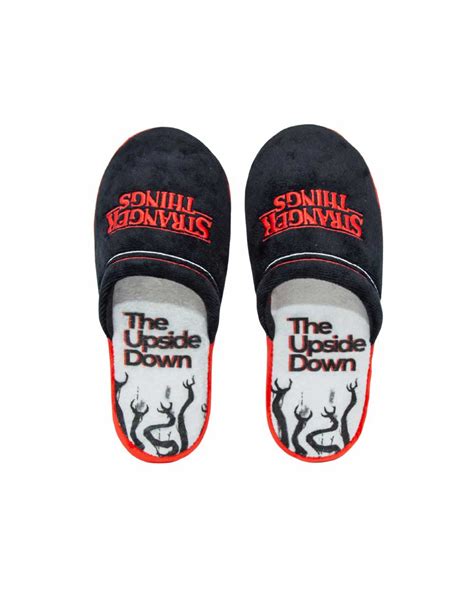 Pantufa Stranger Things - Riachuelo | Pantufa slipper Stranger Things logo preto | Netflix