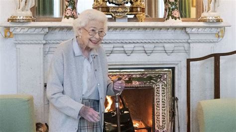 Photographer reveals story behind Queen's last public picture | UK News | Sky News