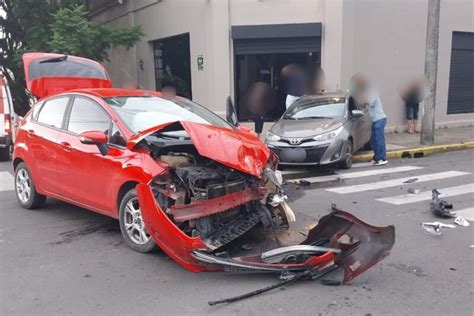 Carro para em cima da calçada em acidente no centro de Farroupilha